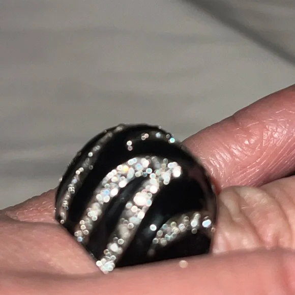 Elegant Black and Silver Women's Ring - Picture 2 of 8